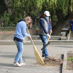 Сотрудники и студенты АГУПКР приняли участие в городском субботнике Сотрудники и студенты АГУПКР приняли участие в городском субботнике