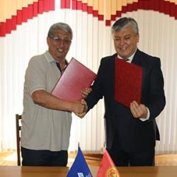 КРПМБАнын РЕКТОРУ А.А. АКМАТАЛИЕВ ЖАНА А.О. КОЖОШЕВ КЫЗМАТТАШУУ ЖӨНҮНДӨ МЕМОРАНДУМГА КОЛ КОЮШТУ КРПМБАнын РЕКТОРУ А.А. АКМАТАЛИЕВ ЖАНА А.О. КОЖОШЕВ КЫЗМАТТАШУУ ЖӨНҮНДӨ МЕМОРАНДУМГА КОЛ КОЮШТУ