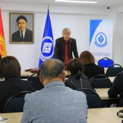 КРнын Мамлекеттик тил күнүнө арналган “Кыргыз руханийлиги: өнүгүүнүн башаты жана келечеги” темасында мейман лекциясын өткөрдү