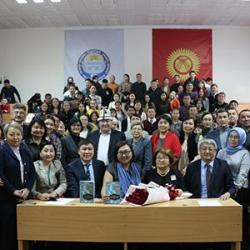 АКШНЫН 35-ПРЕЗИДЕНТИ ЖОН ФИЦЖЕРАЛД КЕННЕДИНИН “КААРМАНДЫК ӨРНӨКТӨРҮ” КИТЕБИНИН КЫРГЫЗ ТИЛИНДЕГИ КОТОРМОСУ АКШНЫН 35-ПРЕЗИДЕНТИ ЖОН ФИЦЖЕРАЛД КЕННЕДИНИН “КААРМАНДЫК ӨРНӨКТӨРҮ” КИТЕБИНИН КЫРГЫЗ ТИЛИНДЕГИ КОТОРМОСУ