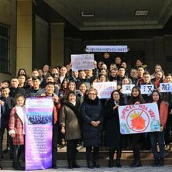КРПМБАда УХАНЬ ШААРЫНЫН ЖАШООЧУЛАРЫНА “УХАНЬ, БИЗ СИЛЕР МЕНЕН!” ДЕГЕН УРААН МЕНЕН КОЛДОО КӨРСӨТҮҮ АКЦИЯСЫ БОЛУП ӨТТҮ КРПМБАда УХАНЬ ШААРЫНЫН ЖАШООЧУЛАРЫНА “УХАНЬ, БИЗ СИЛЕР МЕНЕН!” ДЕГЕН УРААН МЕНЕН КОЛДОО КӨРСӨТҮҮ АКЦИЯСЫ БОЛУП ӨТТҮ
