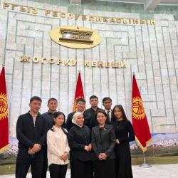 3-курсунун студенттери Кыргыз Республикасынын Жогорку Кеңешине барышты 3-курсунун студенттери Кыргыз Республикасынын Жогорку Кеңешине барышты